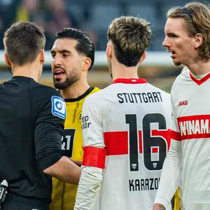 Waldemar Anton, Emre Can, Atakan Karazor und Nick Woltemade neben Schiri Daniel Siebert