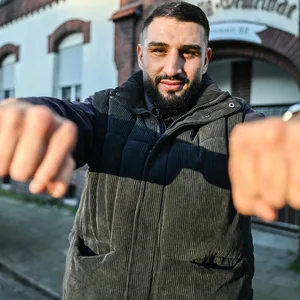 Agit Kabayel zeigt die Fäuste