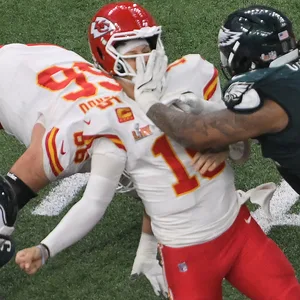Patrick Mahomes wird von einem Eagles-Spieler im Gesicht getroffen