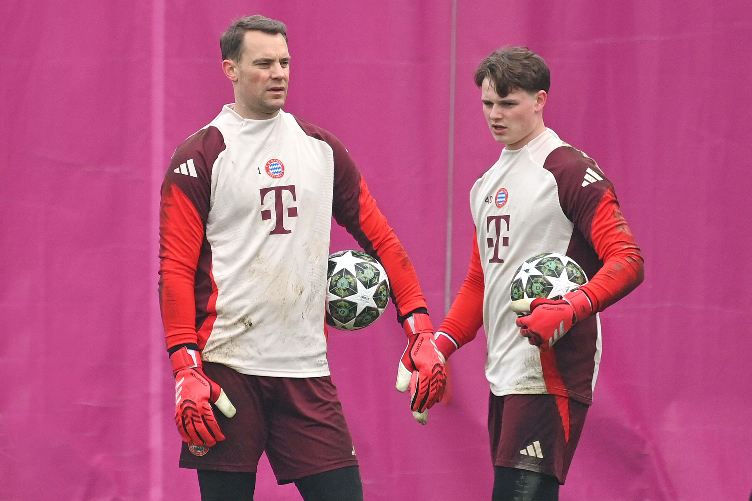 Manuel Neuer und Jonas Urbig beim Torwarttraining des FC Bayern