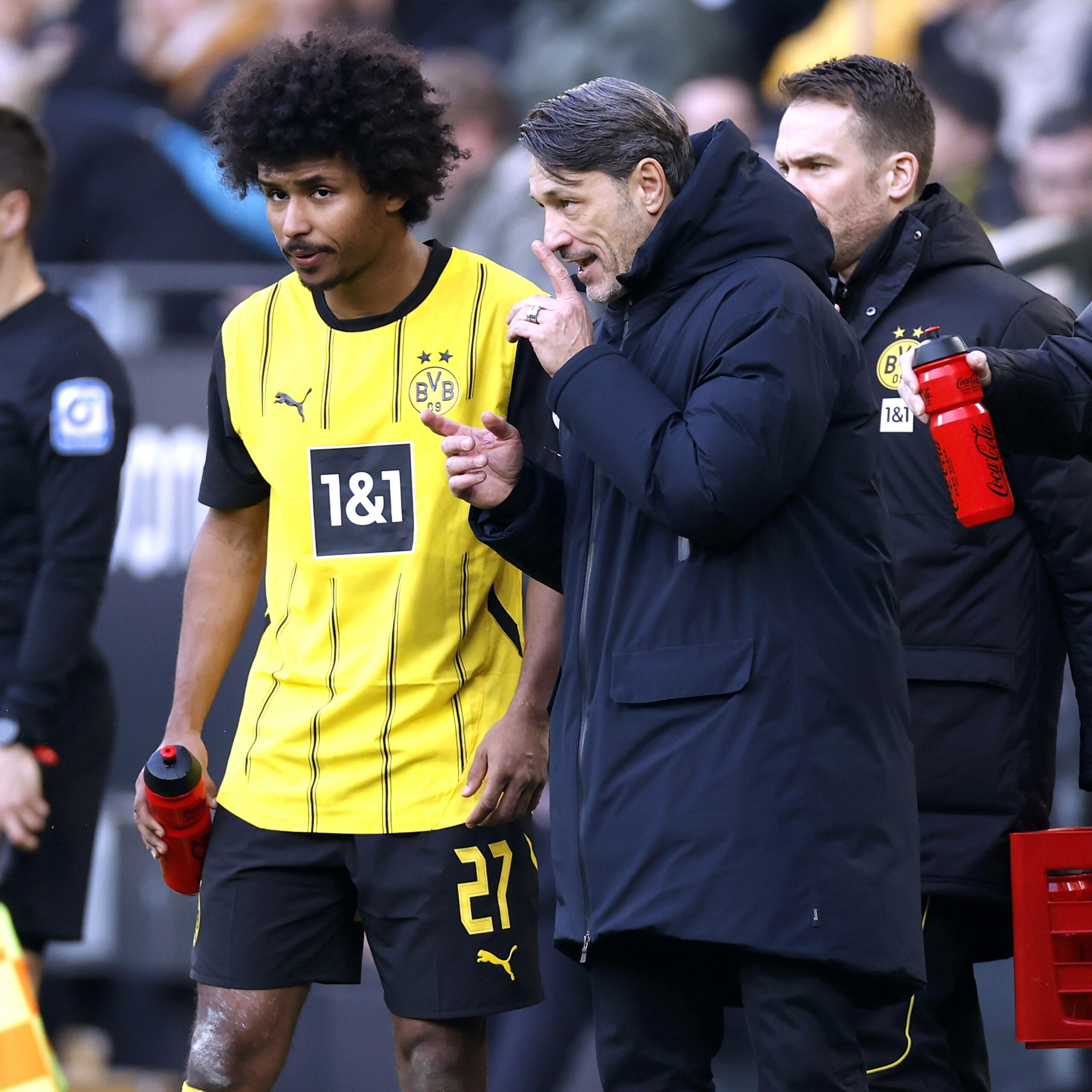 Niko Kovac an der Seitenlinie im Austausch mit Karim Adeyemi