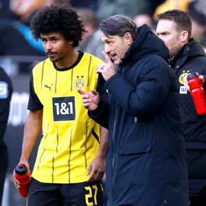 Niko Kovac an der Seitenlinie im Austausch mit Karim Adeyemi