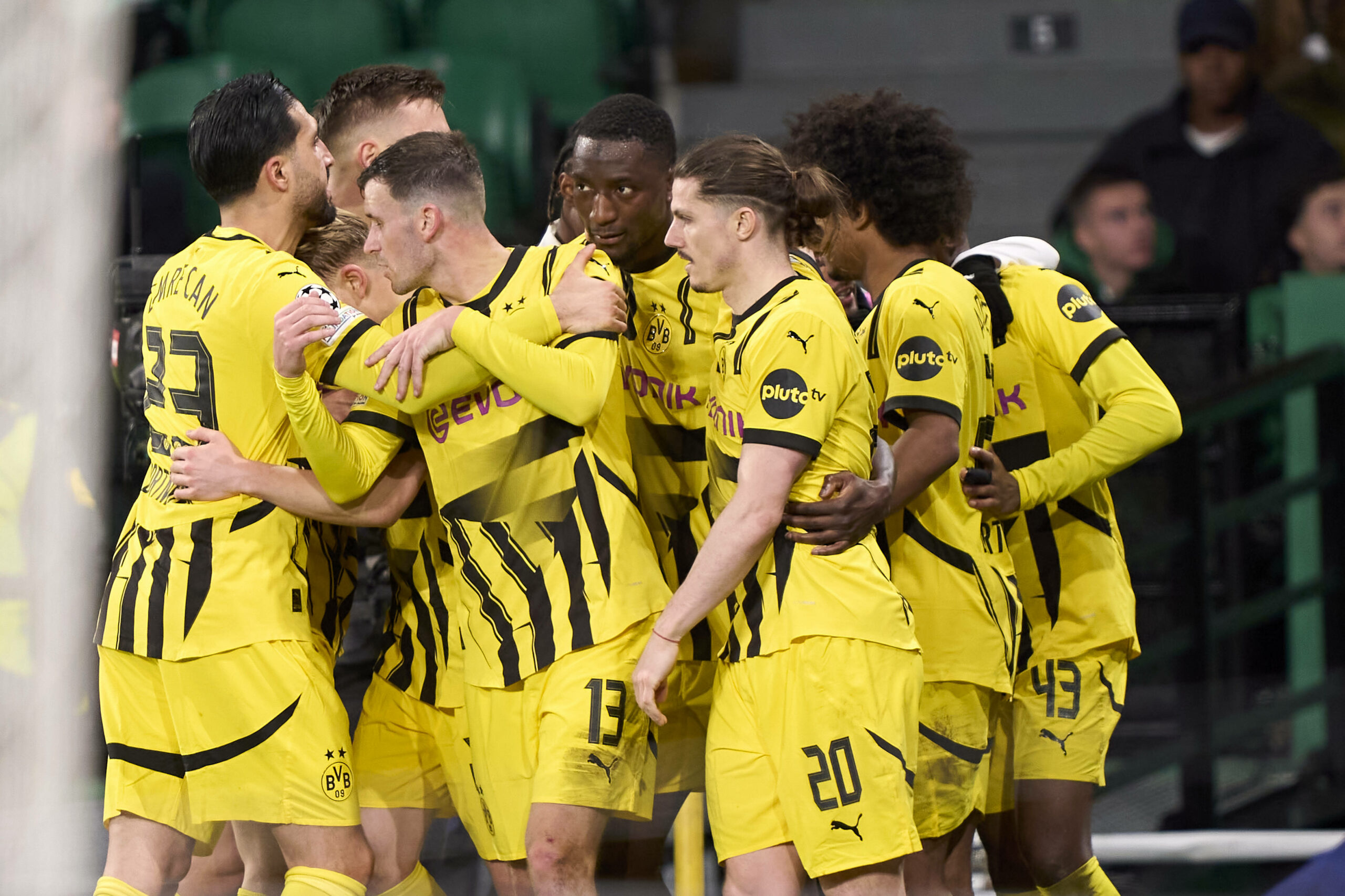 Kollektiver Jubel: Die BVB-Stars freuen sich über das 3:0 in Lissabon.