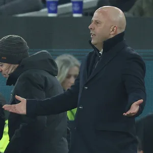 Arne Slot beschwert sich mit gehobenen Armen