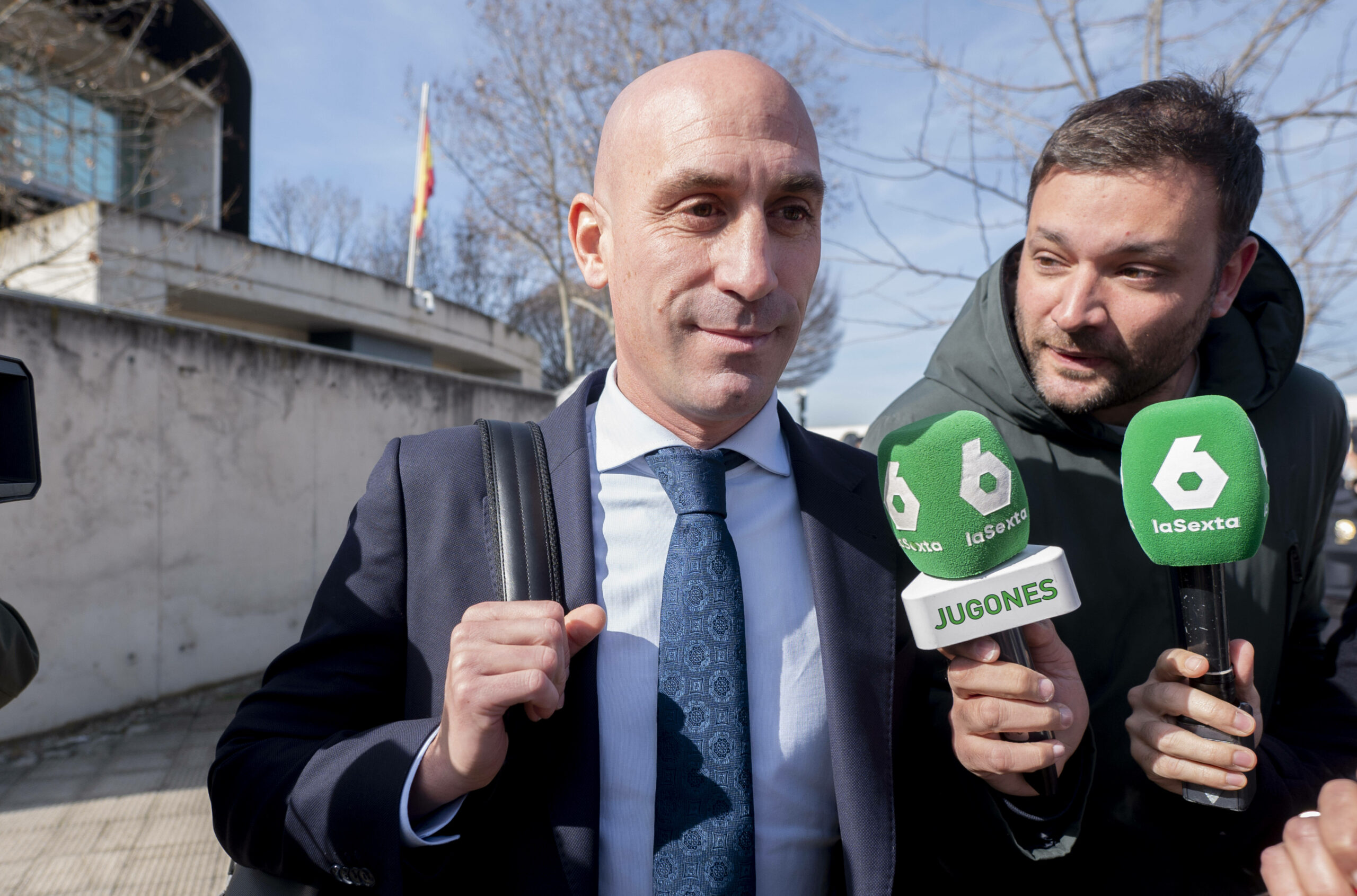 Luis Rubiales vor den Mikrofonen von Reportern