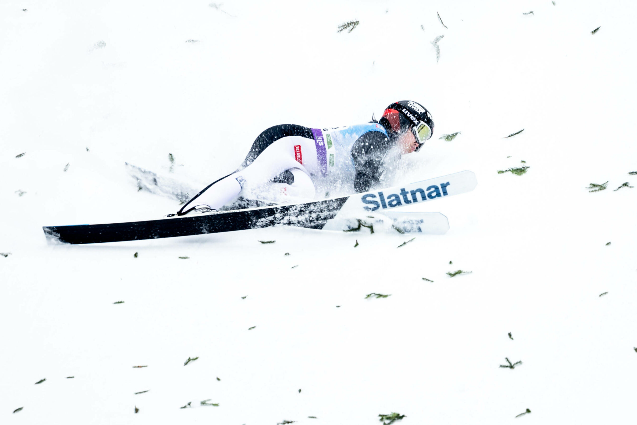 Thea Minyan Björseth stürzt beim Skispringen