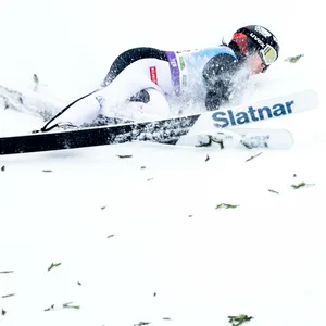 Thea Minyan Björseth stürzt beim Skispringen