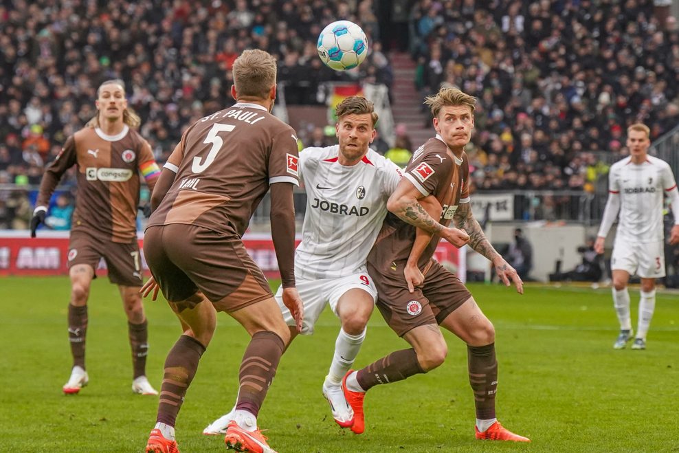 Eric Smith (r.) und Hauke Wahl versuchen Lucas Höler aufzuhalten.