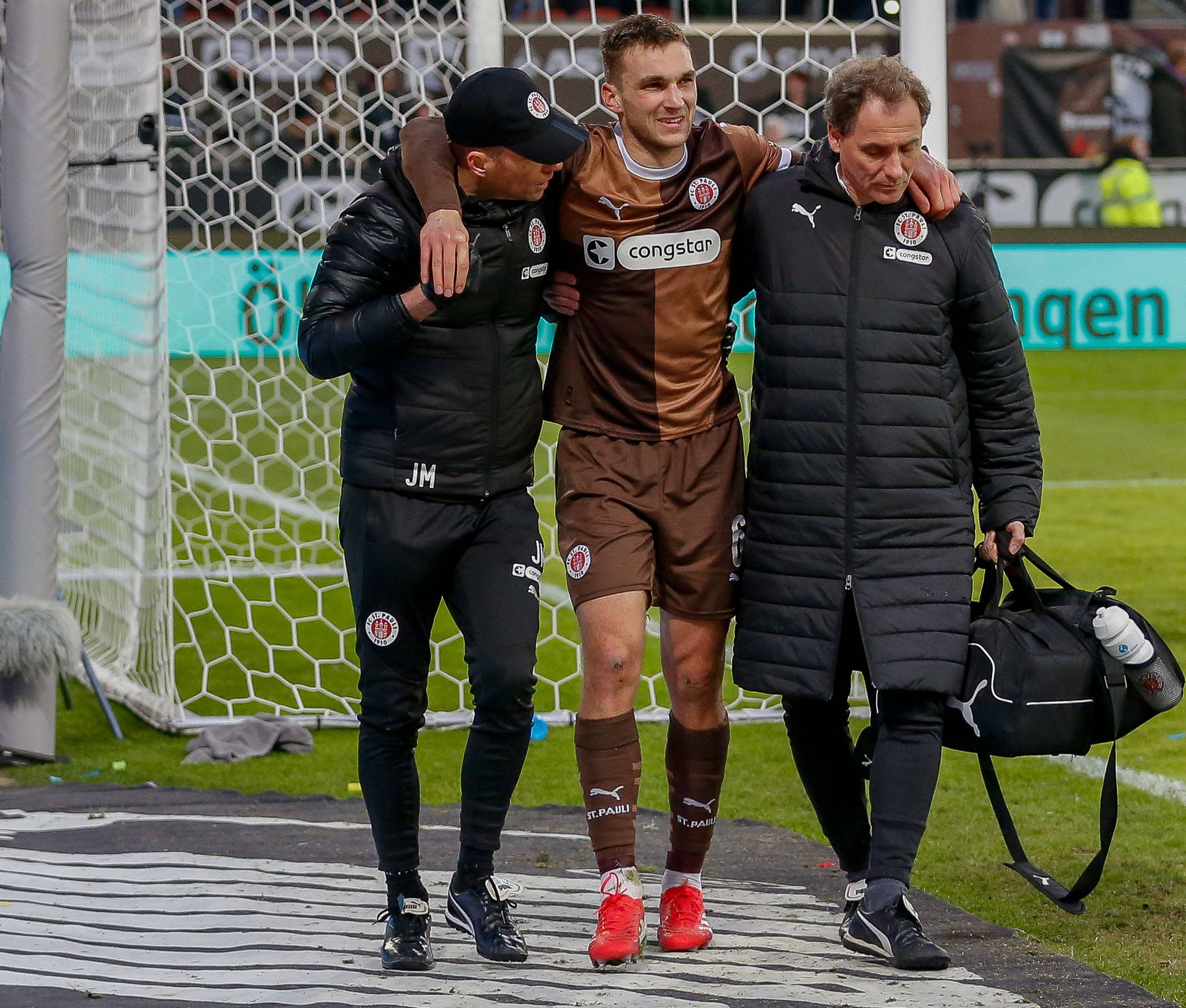 James Sands nach seiner Verletzung gegen Freiburg