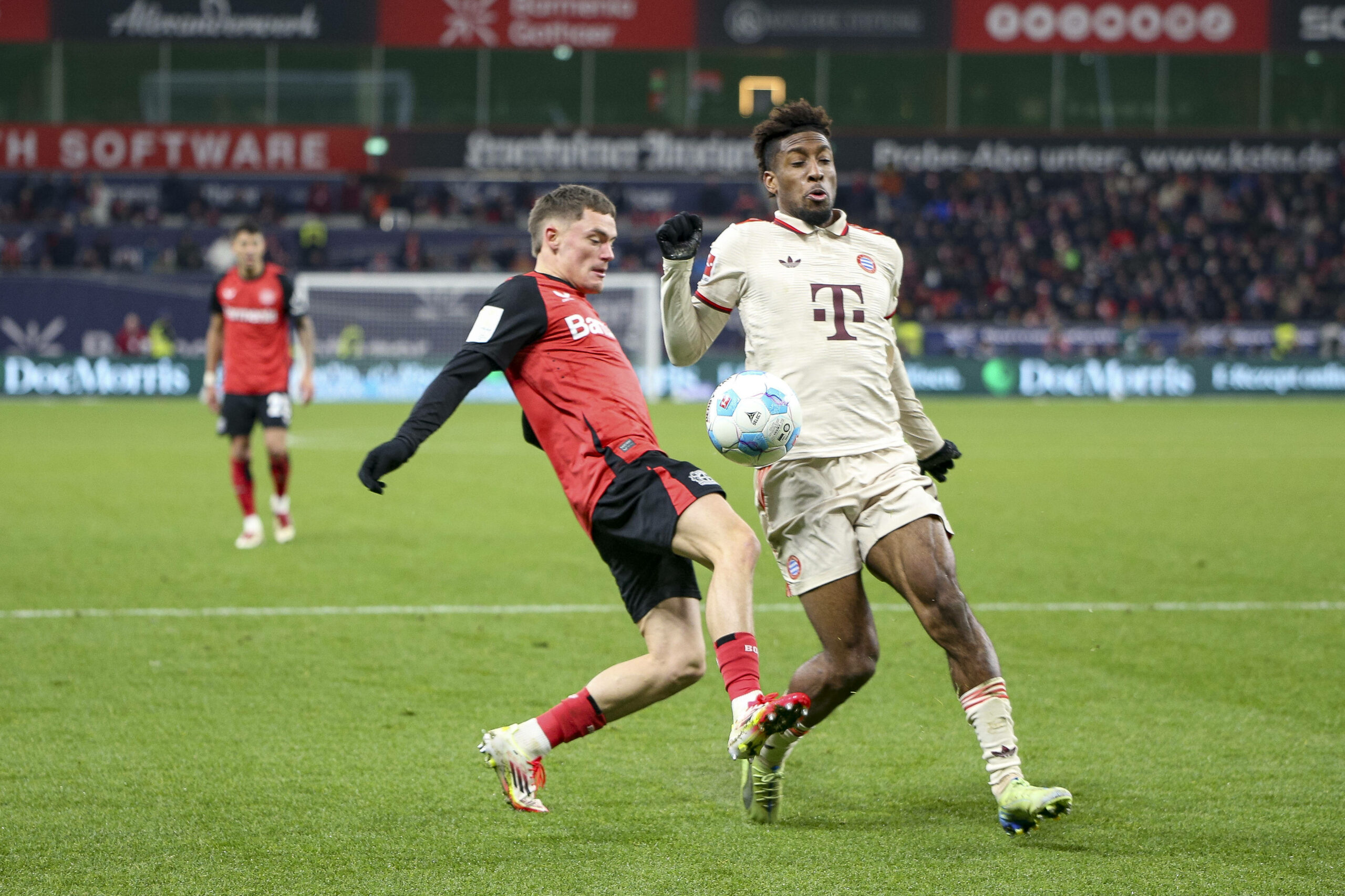 Florian Wirtz und Kingsley Coman im direkten Duell