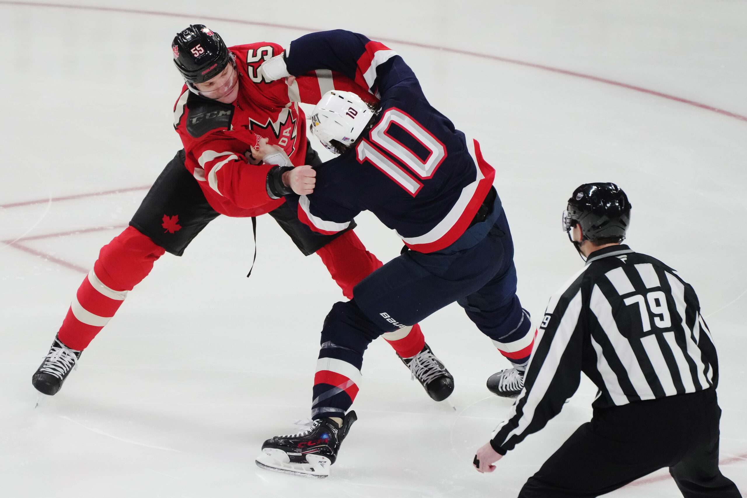 Prügelei beim Eishockey-Spiel zwischen den USA und Kanada