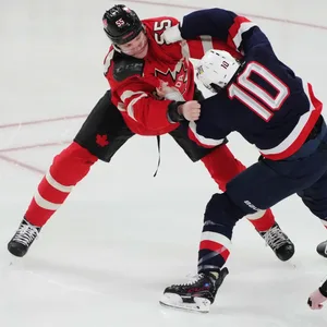 Prügelei beim Eishockey-Spiel zwischen den USA und Kanada