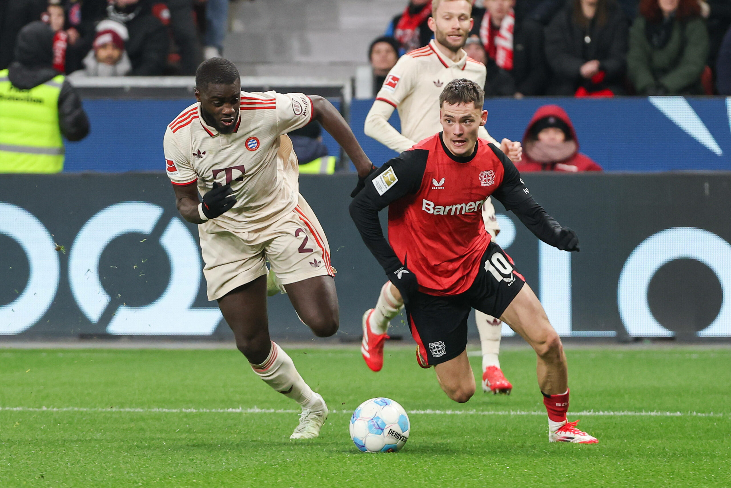 Dayot Upamecano und Florian Wirtz im Zweikampf um den Ball