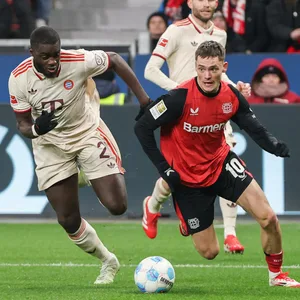 Dayot Upamecano und Florian Wirtz im Zweikampf um den Ball