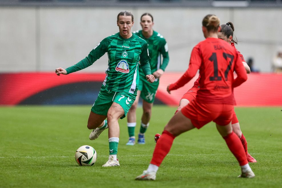 Werder Bremens Larissa Mühlhaus am Ball