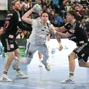 Leif Tissier beim Torwurf in Erlangen