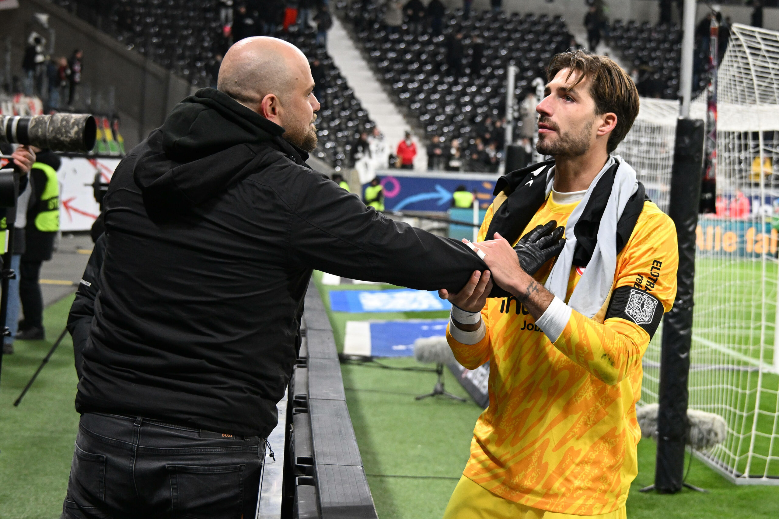 Ein Eintracht-Ultra erklärt Torhüter Kevin Trapp was passiert ist