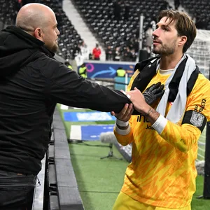Ein Eintracht-Ultra erklärt Torhüter Kevin Trapp was passiert ist