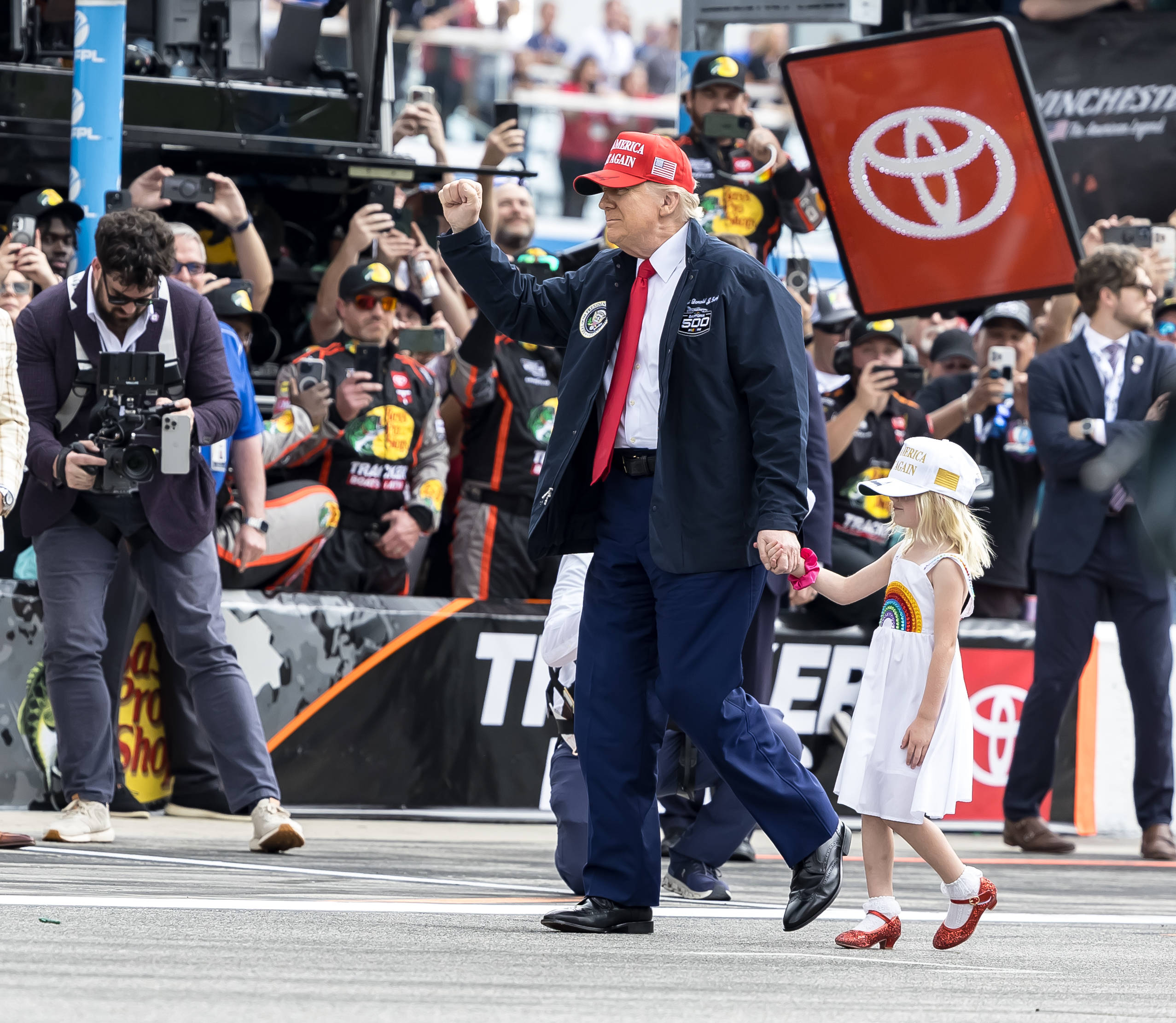 Donald Trump ballt die Faust auf der Rennstrecke beim NASCAR-Rennen in Daytona.