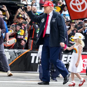 Donald Trump ballt die Faust auf der Rennstrecke beim NASCAR-Rennen in Daytona.