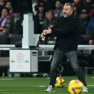 Hansi Flick ruft etwas am Spielfeldrand