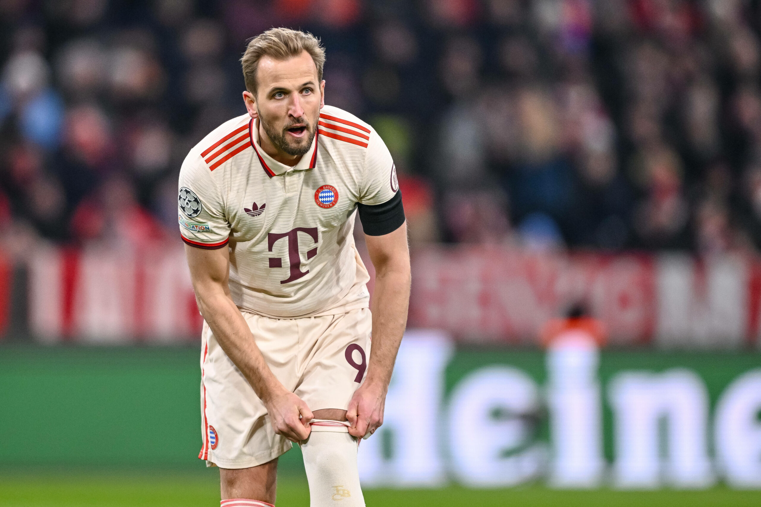 Harry Kane zieht sich im Spiel gegen Celtic Glasgow den linken Stutzen hoch