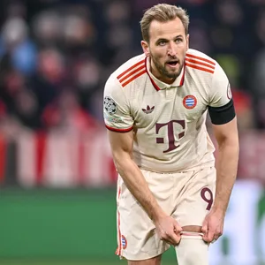 Harry Kane zieht sich im Spiel gegen Celtic Glasgow den linken Stutzen hoch