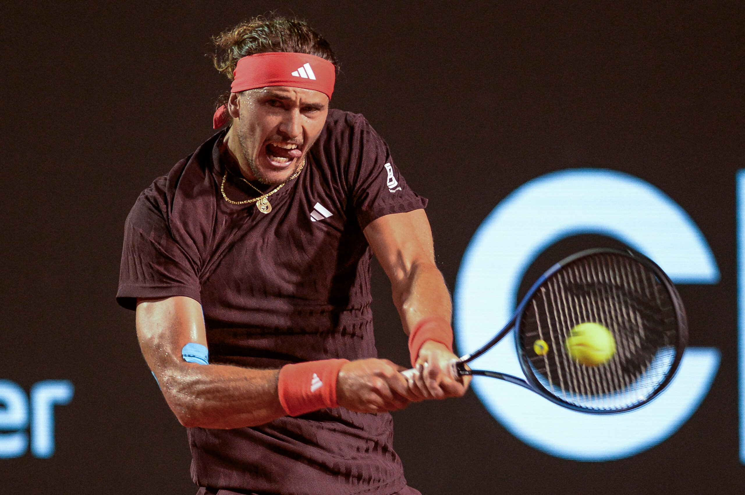 Alexander Zverev bei einer Rückhand im Match gegen Alexander Shevchenko