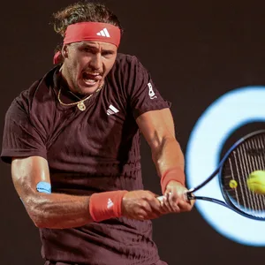 Alexander Zverev bei einer Rückhand im Match gegen Alexander Shevchenko