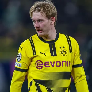 Julian Brandt guckt auf den Boden