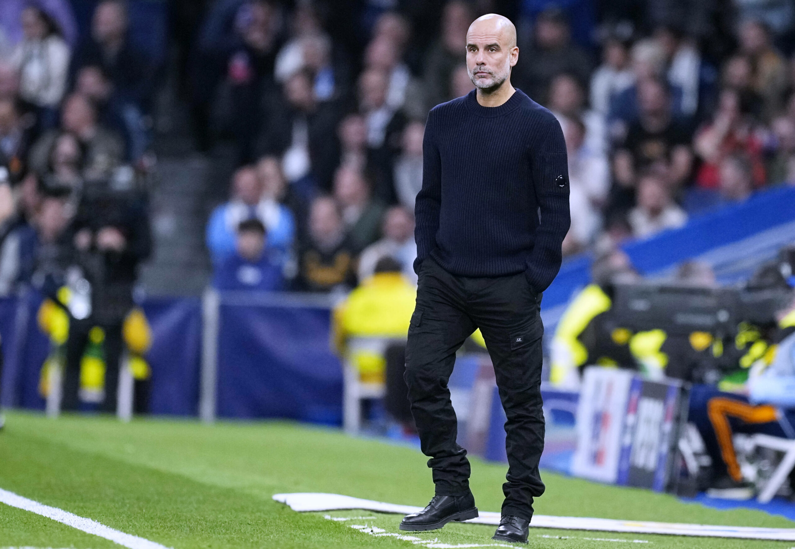 Pep Guardiola mit den Händen in der Hosentasche