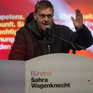 Oliver Ruhnert hält eine Rede beim BSW.