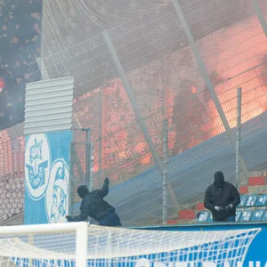Bei Hansa Rostock gegen Dynamo Dresden wird Pyro gezündet.