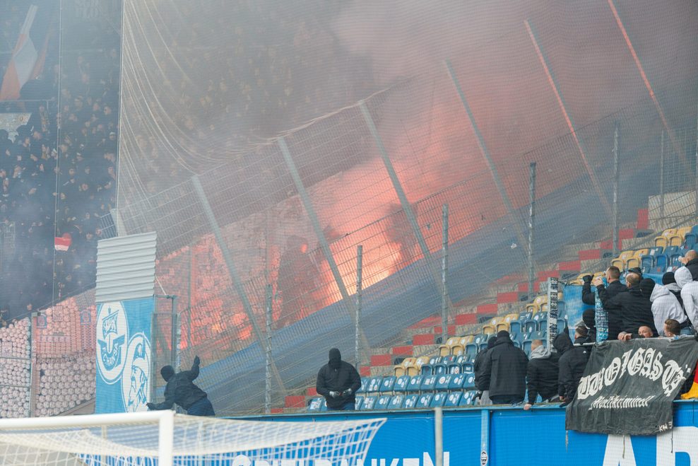 Bei Hansa Rostock gegen Dynamo Dresden wird Pyro gezündet.