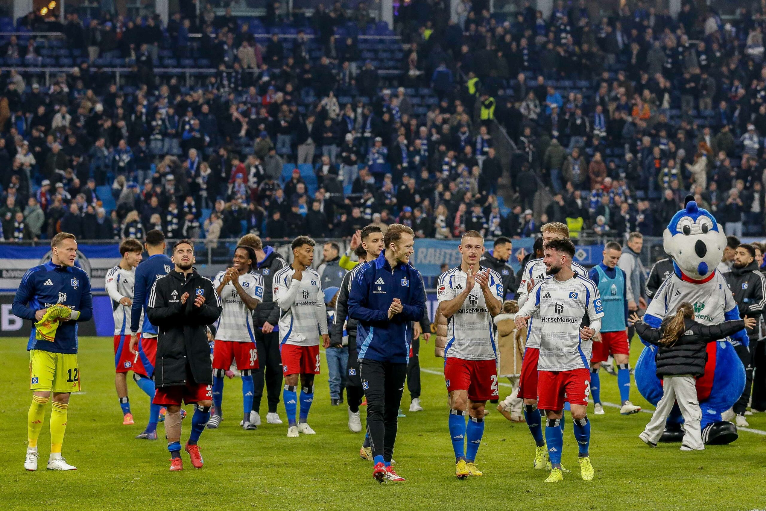 Die HSV-Profis feiern nach dem 3:0-Erfolg gegen Kaiserslautern im Volksparkstadion.