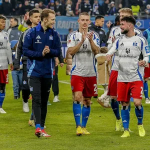Die HSV-Profis feiern nach dem 3:0-Erfolg gegen Kaiserslautern im Volksparkstadion.