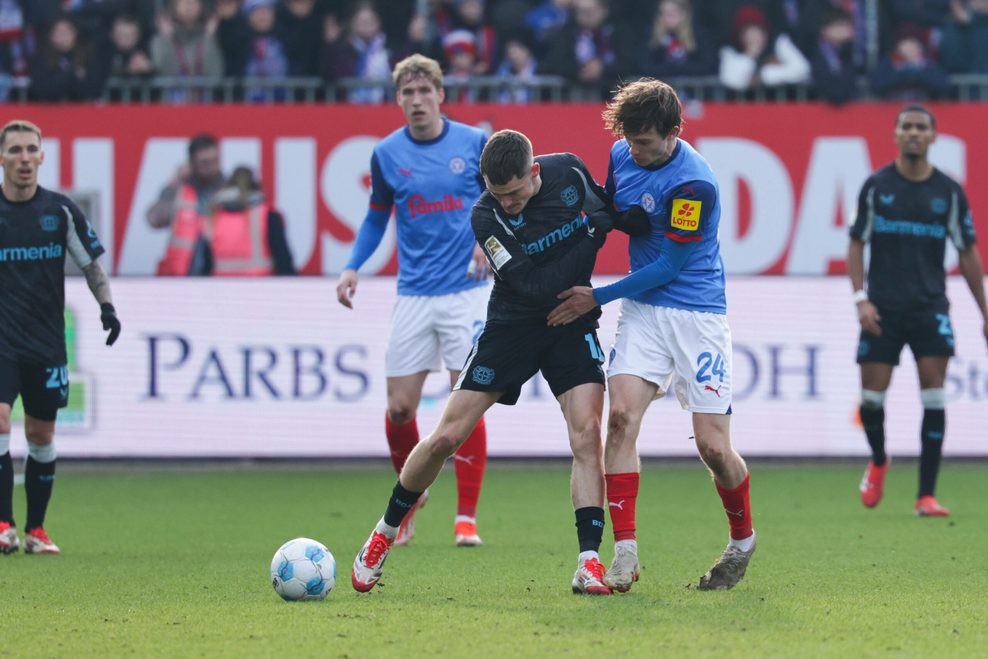 Florian Wirtz behauptet den Ball