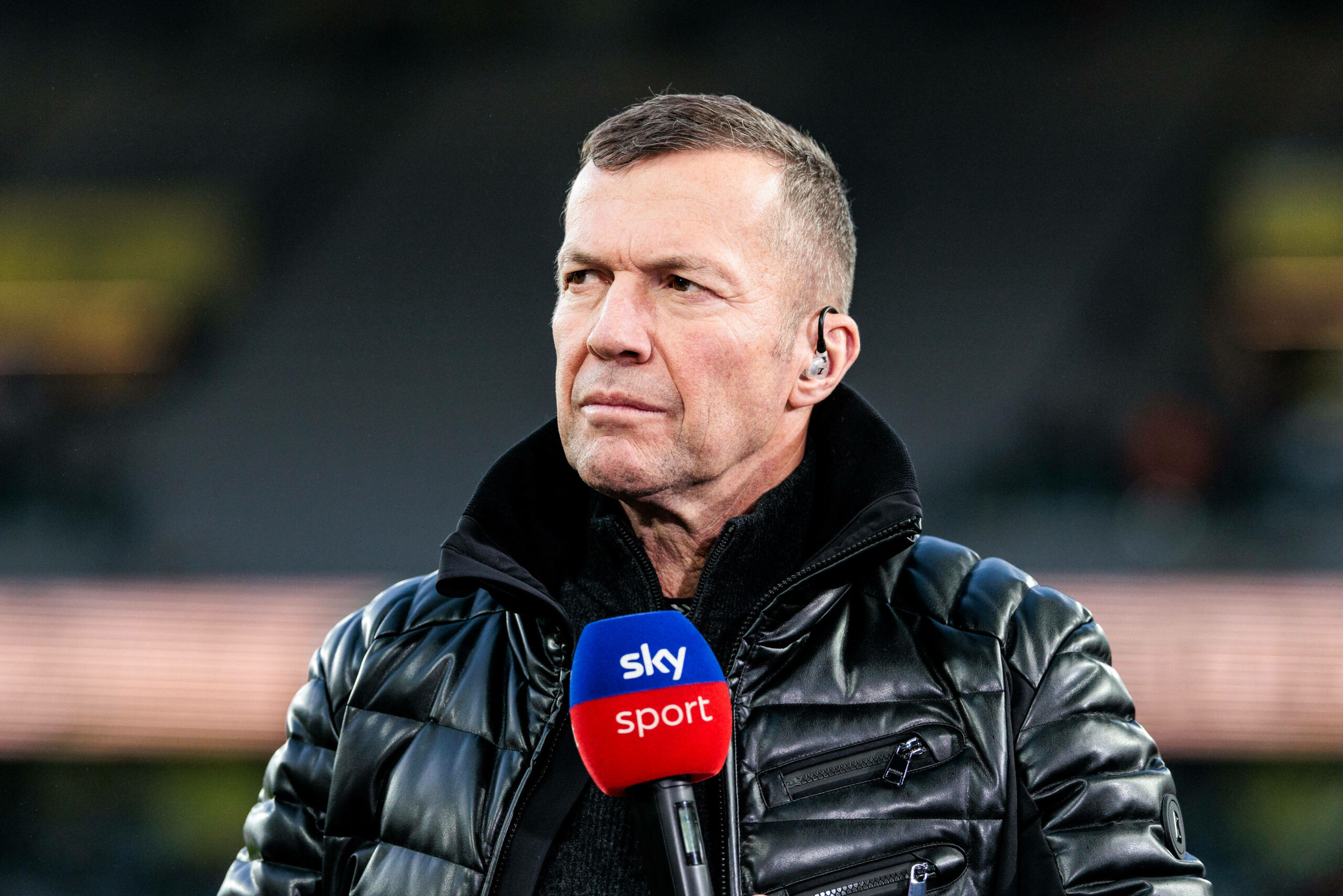 Lothar Matthäus hält ein Sky Mikrofon in der Hand