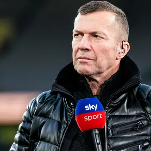 Lothar Matthäus hält ein Sky Mikrofon in der Hand