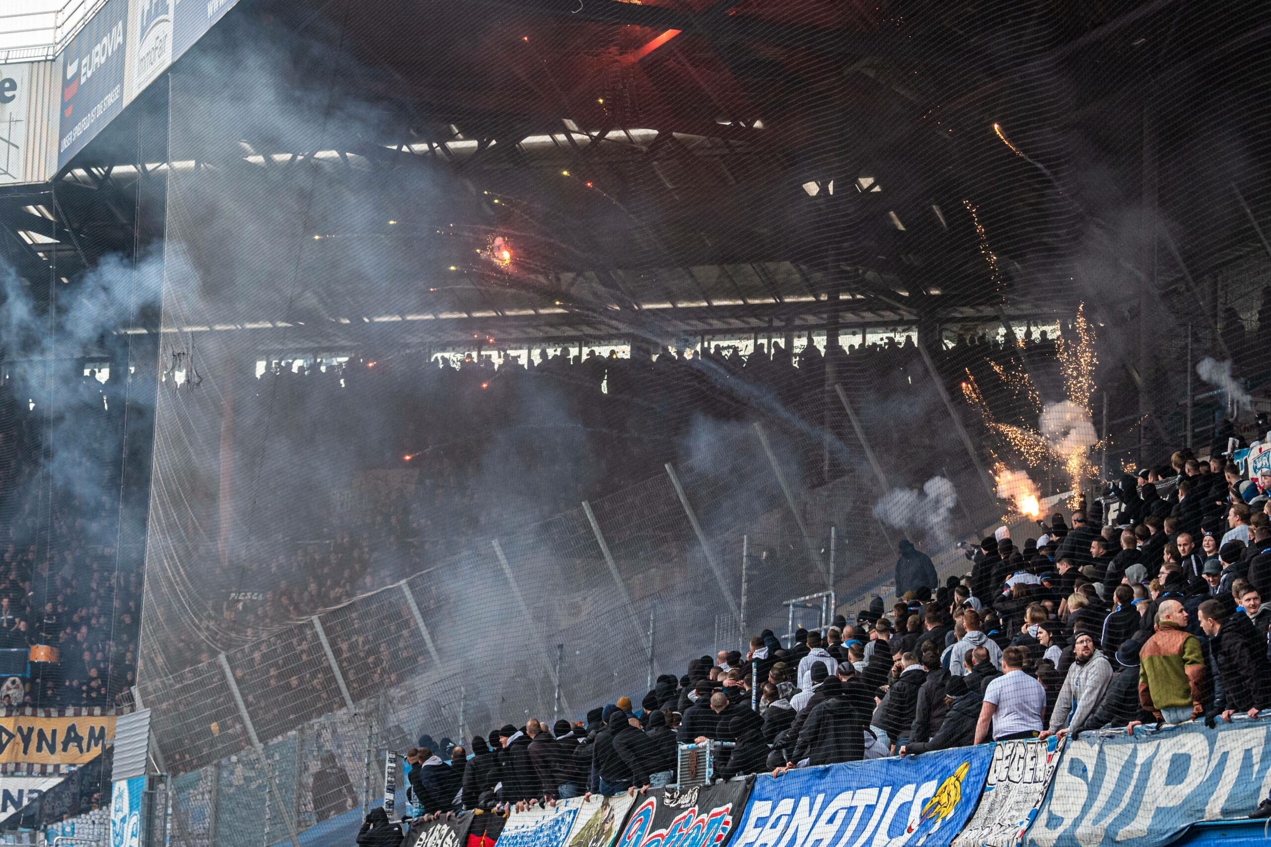 Rostock Fans schießen mit Raketen auf den Gästeblock