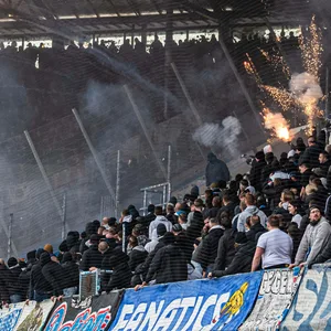 Rostock Fans schießen mit Raketen auf den Gästeblock