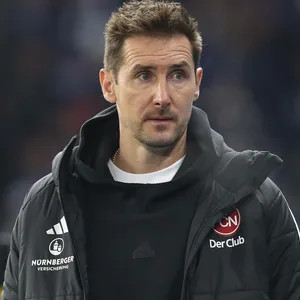 Miroslav Klose guckt zur Seite