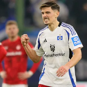 HSV-Verteidiger Dennis Hadzikadunic ballt die Faust