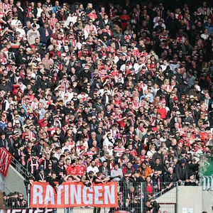 Der Gästeblock in Köln gefüllt mit Fortuna Düsseldorf Fans