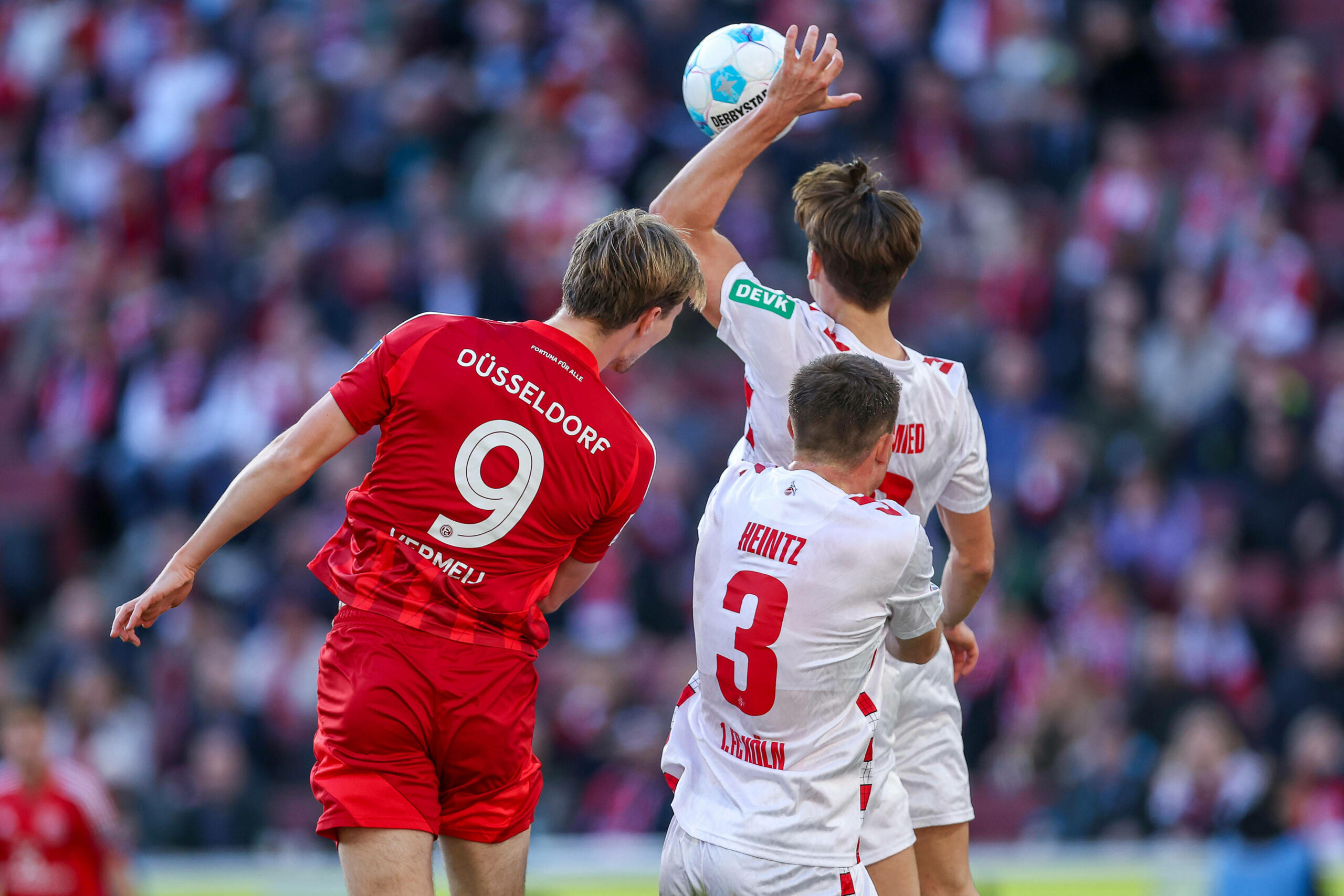 Kölns Joel Schmied bekommt den Ball an die Hand