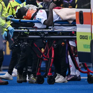 Mois Kean wird auf der Trage zum Krankenwagen geschoben..