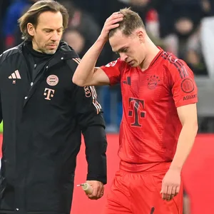 Joshua Kimmich fasst sich an den Kopf
