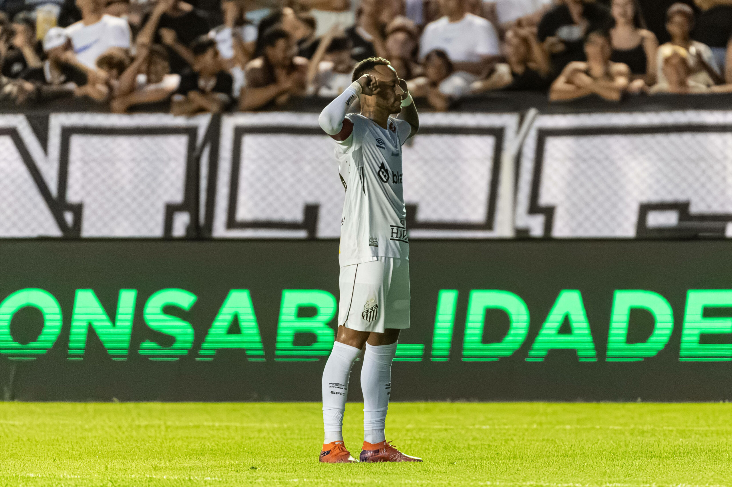 Neymar jubelt und hält sich links und rechts die Zeigefinger an den Kopf.