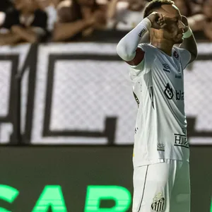 Neymar jubelt und hält sich links und rechts die Zeigefinger an den Kopf.