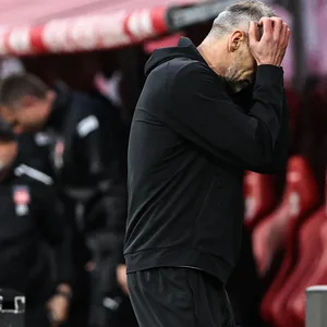 Marco Rose greift sich in seine Haare.